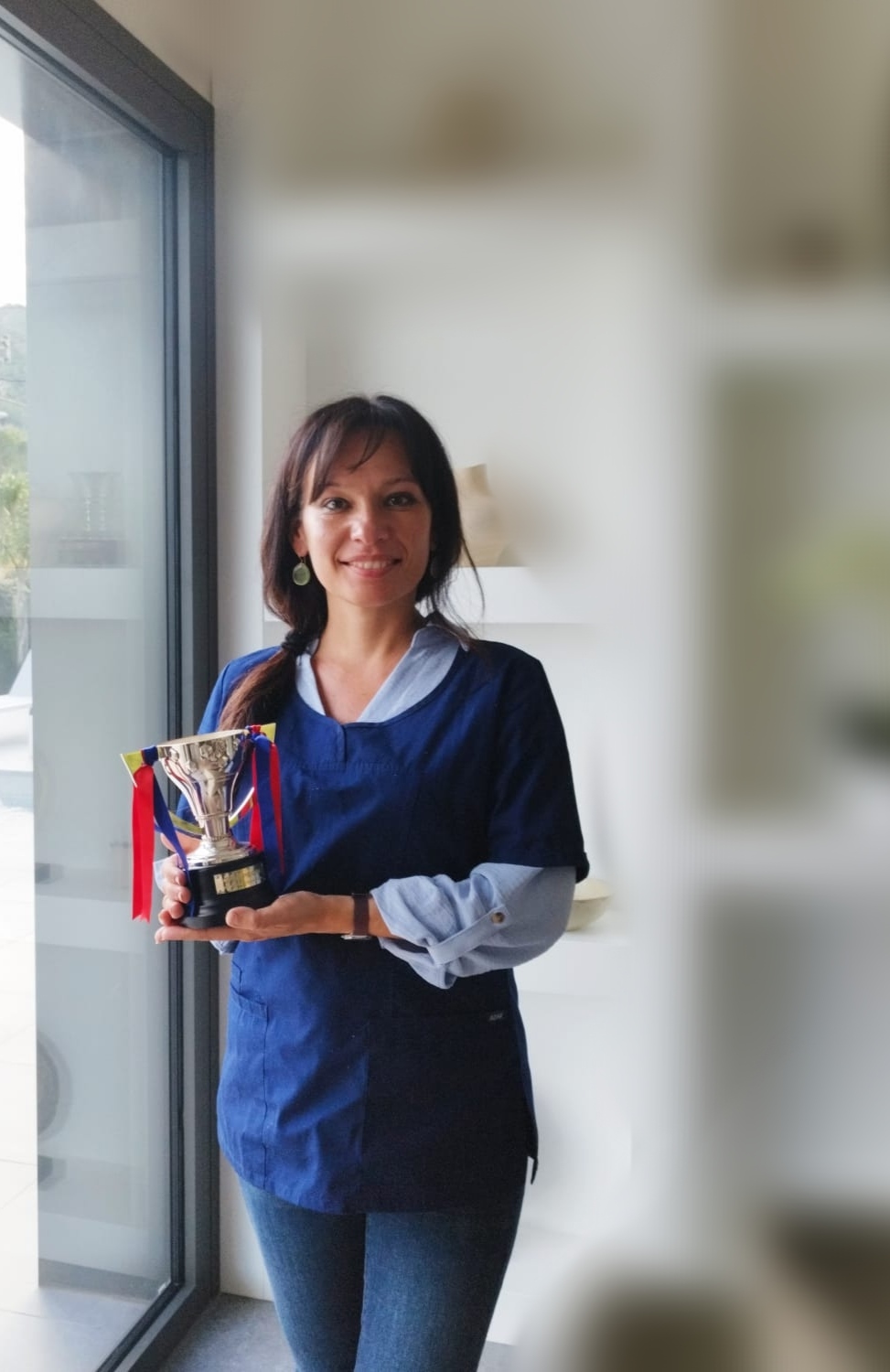 Rosanna Montes junto a la Copa de la Liga del FC Barcelona
